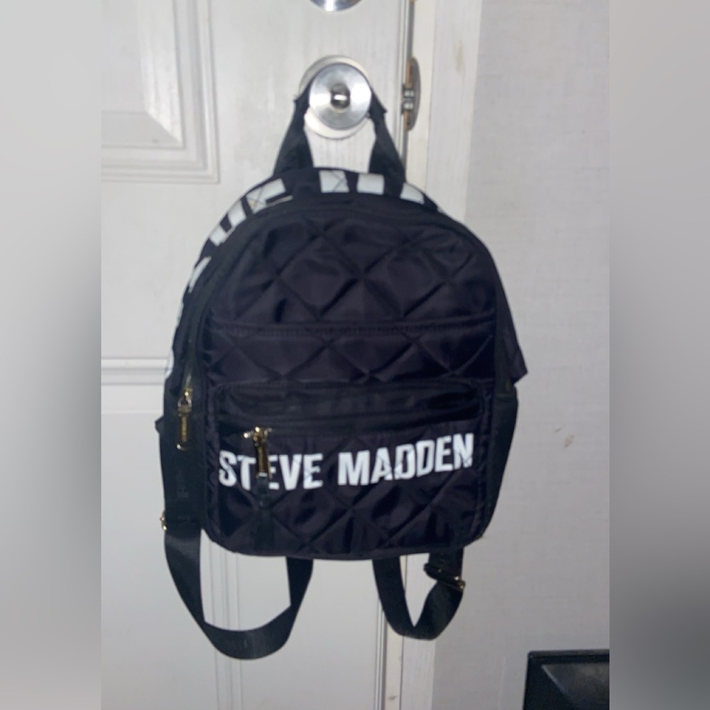 I’m selling this Steve Madden bag for 45$ Brand new!